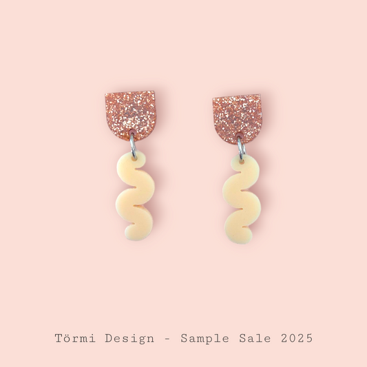 Hilpeä Earrings orange glitter/cream