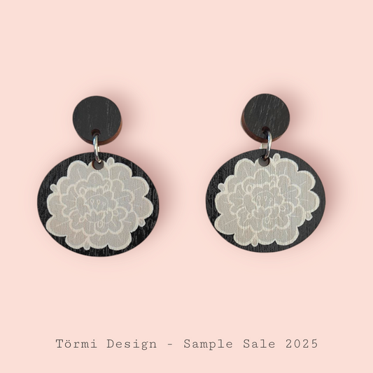 Pioni Earrings Black/Gray