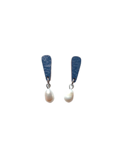 Merkki Earrings Dark blue/pearl