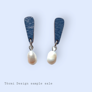 Merkki Earrings Dark blue/pearl