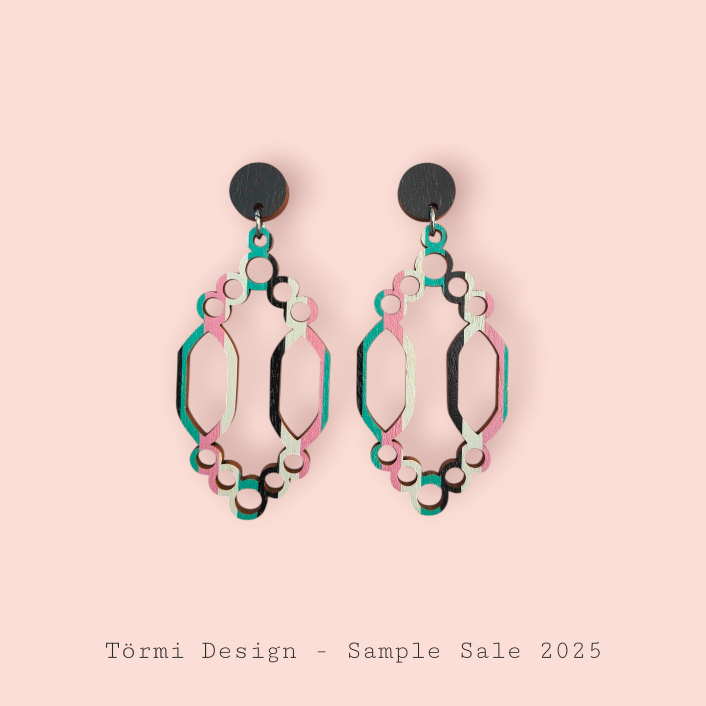 Humu Earrings Black