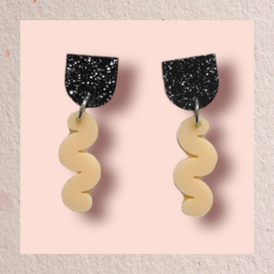 Hilpeä Earrings black glitter/cream